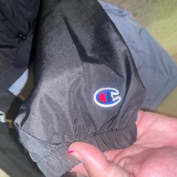 Champion windbreaker ( boys size S ( 6-7 ) - Picture 3 of 4